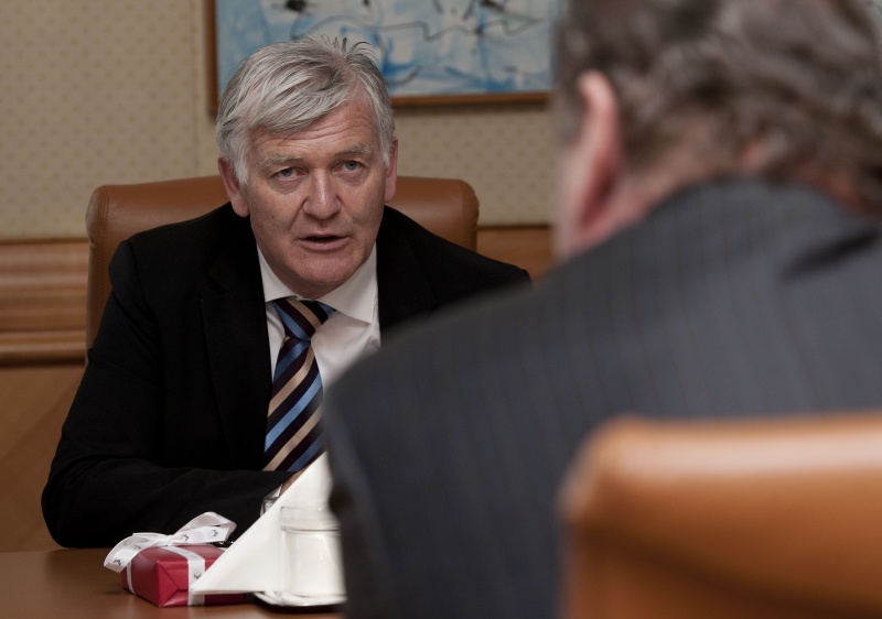 Gespräch mit dem Vize-Gouverneur der Österreichischen Nationalbank. Schweizer Delegationsleiter Bruno Frick 