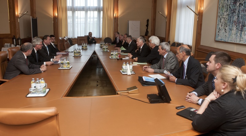 Gespräch mit dem Vize-Gouverneur der Österreichischen Nationalbank - Linke Seite die österreichischen Gesprächsteilnehmer mit Dr. Wolfgang Duchatczek - ONB (3.v.li.). Rechte Seite die Schweizer Gesprächsteilnehmer mit Bruno Frick (6.v.li.)