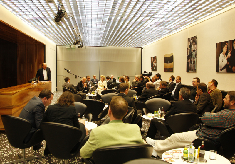 Blick in Richtung VeranstaltungsteilnehmerInnen. Fritz Jungmayr - Vereinigung der ParlamentsredakteurInnen am Wort.