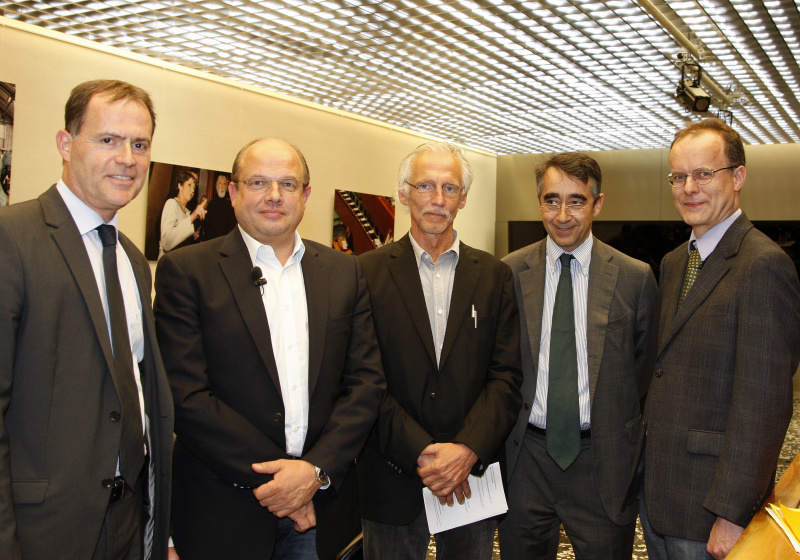 v.li. Hannes Jarolim - Abgeordneter zum Nationalrat und Rechtsanwalt, Fritz Jungmayr - Vereinigung der ParlamentsredakteurInnen, Walter Geyer - Leiter der Korruptionsstaatsanwaltschaft, Yves-Marie Doublet - Assemblée nationale - Paris - Autor der Publikation Political financing und  DDr. Hubert Sickinger