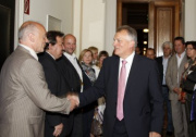 Gottfried Kneifel - Bundesratspräsident (re) begrüßt einen Bürgermeister aus OÖ