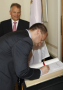 Bürgermeister schreibt sich in das Gästebuch ein. Im Hintergrund Gottfried Kneifel - Bundesratspräsident