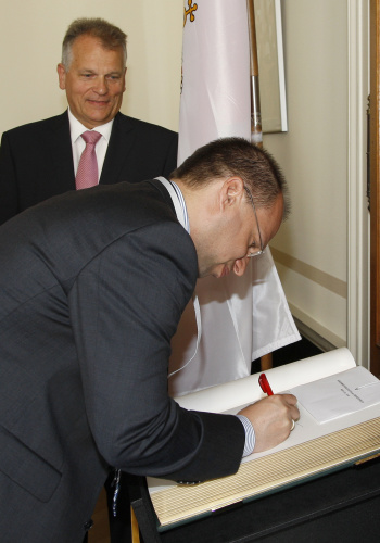 Bürgermeister schreibt sich in das Gästebuch ein. Im Hintergrund Gottfried Kneifel - Bundesratspräsident