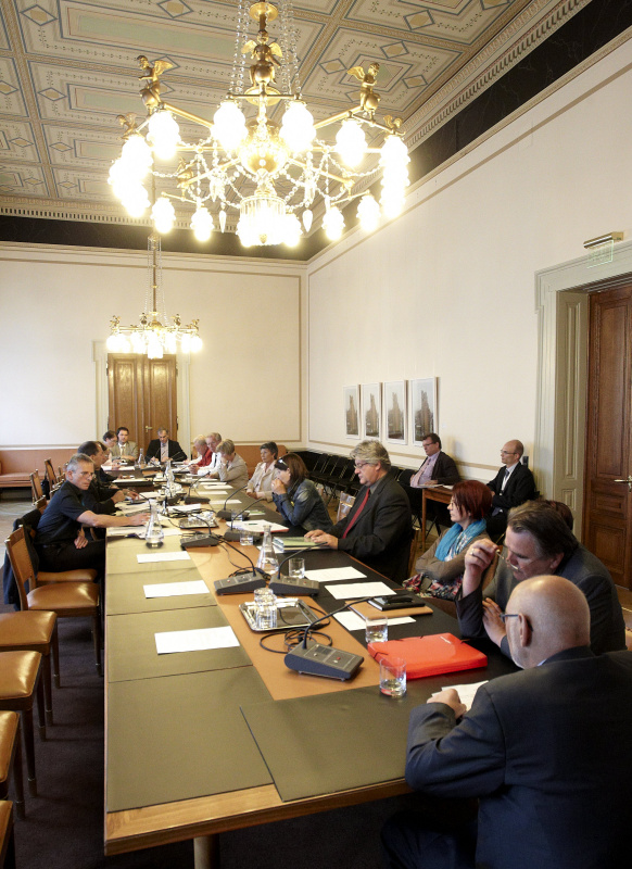 Ausschussmitglieder am Verhandlungstisch