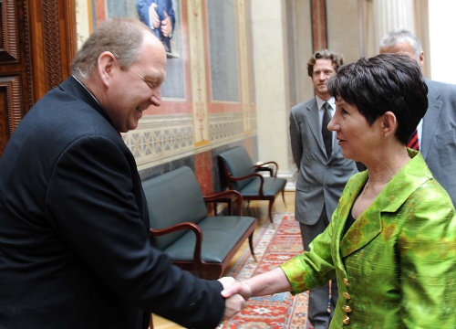 v.re. Mag.a Barbara Prammer - Nationalratspräsidentin begrüßt Klaus Brähmig  - Delegationsleiter