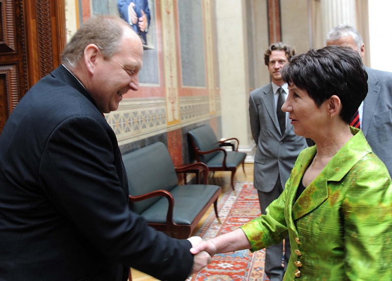 v.re. Mag.a Barbara Prammer - Nationalratspräsidentin begrüßt Klaus Brähmig  - Delegationsleiter
