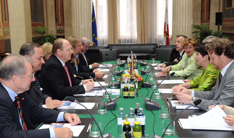 Ausprache.Linke Seite: Deutsche Delegation mit Klaus Brähmig  - Delegationsleiter (3.v.li.). Rechte Seite: Österreichische Delegation v.li.: Dr. Joseph Wirnsperger - Parlamentsdirektion, Dr.in Brigitte Brenner - Parlamentsdirektion, Veranstaltungsteilnehmer, Mag.a Barbara Prammer - Nationalratspräsidentin und Mag. Helfried Carl - Büroleiter der Präsidentin