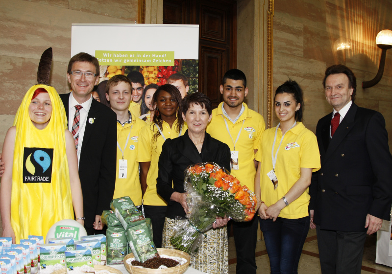 Gruppenbild mit Mag.a Barbara Prammer - Präsidentin des Nationalrates( (4.v.re)