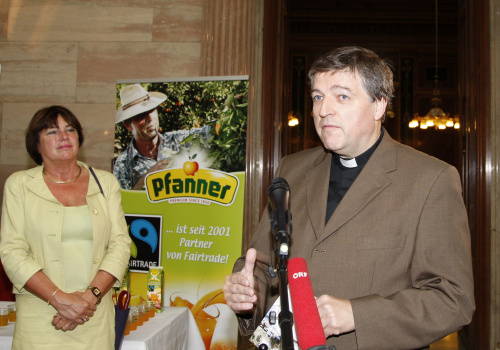 Pfarrer Helmut Schüller- Vorstandsvorsitzenden des Vereins Fairtrade Österreich am Mikrofon