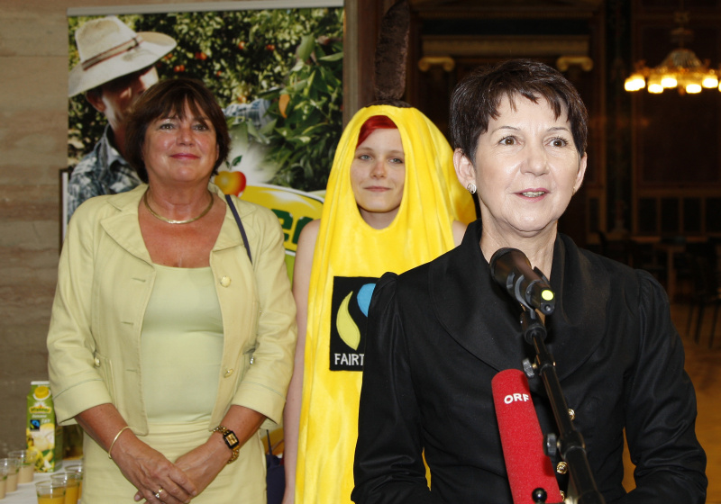 Mag.a Barbara Prammer - Präsidentin des Nationalrates am Mikrofon