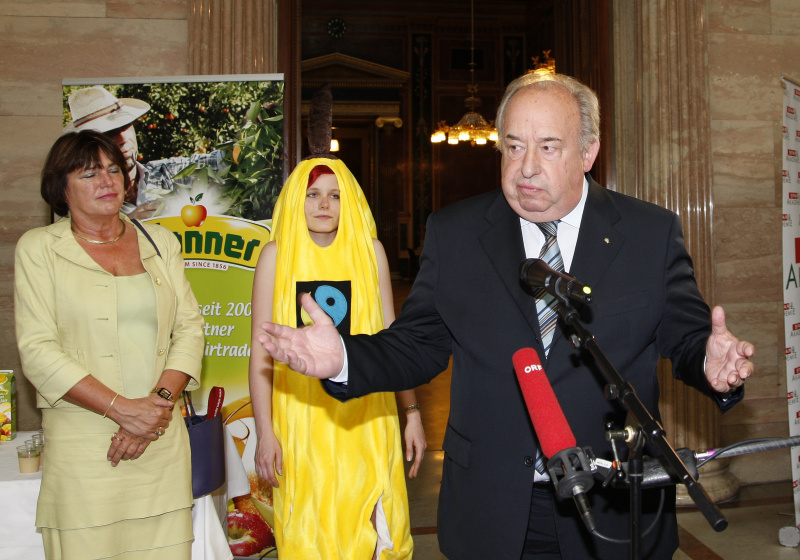 Fritz Neugebauer - Zweiter Präsident des Nationalrates am Mikrofon
