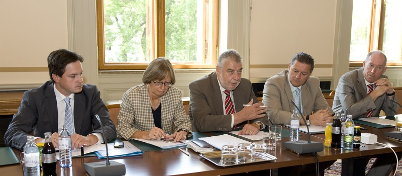 Österreichische Delegation mit Mag. Kurt Gaßner - Obmann der Parlamentarischen Gruppe und Nationalratsabgeordneter SPÖ (3.v.li.)