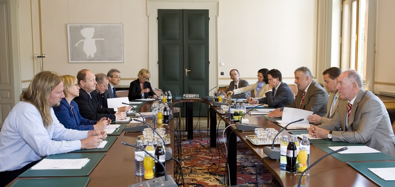 Aussprache. Linke Seite: Deutsche Delegation mit Klaus Brähmig  - Delegationsleiter (3.v.li.). Rechte Seite: Österreichische Delegation mit Mag. Kurt Gaßner - Obmann der Parlamentarischen Gruppe und Nationalratsabgeordneter SPÖ (4.v.li.)