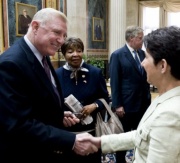 v.re. Mag.a Barbara Prammer - Nationalratspräsidentin begrüßt Dan Burton - Delegationsleiter des US-Kongresses