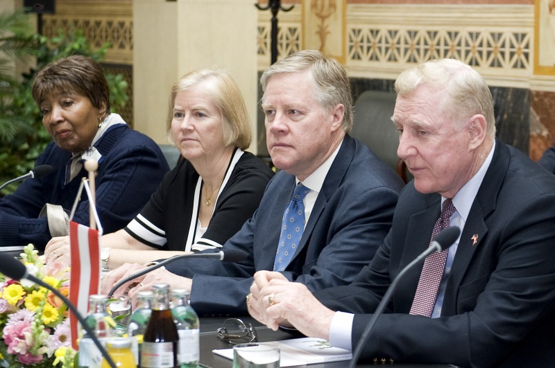 Aussprache. US Delegation mit Dan Burton - Delegationsleiter (1.v.re.) und William C. Eacho, III, U.S. Botschafter in Österreich (2.v.re.)