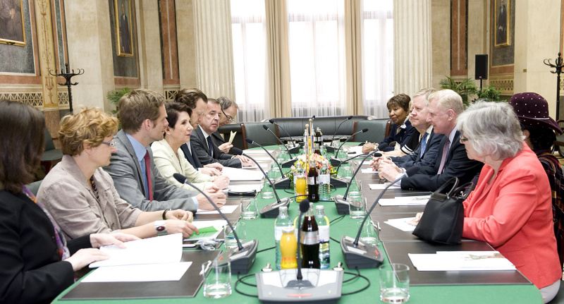 Aussprache. Linke Seite: Österreichische Delegation v.li. Mag. Heike Malicek - Parlamentsdirektion,Dr.in Brigitte Brenner - Parlamentsdirektion, Kai Jan Krainer - Nationalratsabgeordneter SPÖ, Mag.a Barbara Prammer - Nationalratspräsidentin,  Mag. Helfried Carl - Büroleiter der Präsidentin, Dr. Joseph Wirnsperger - Parlamentsdirektion und Dr. Wolfgang Hofstätter - Parlamentsdirektion. Linke Seite US Delegation mit Dan Burton - Delegationsleiter (3.v.re.)
