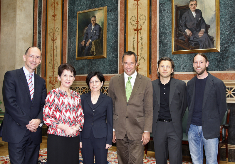 v.li. Peter Filzmaier - Politikwissenschaftler an den Universitäten Krems und Graz, Mag.a Barbara Prammer - Nationalratspräsidentin, Barbara Rosenberg - Renner-Institut - OeGPW, Thomas Krüger - Präsident der dt. Bundeszentrale für Politische Bildung - Bonn, Günther Sandner - Politikwissenschaftler an der Universität Wien und ein Veranstaltungsteilnehmer