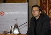 Günther Sandner - Politikwissenschaftler an der Universität Wien am Rednerpult