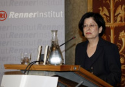 Barbara Rosenberg - Renner-Institut - ÖGPW am Rednerpult