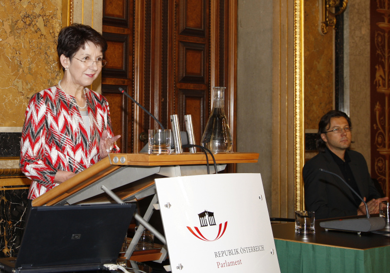 Mag.a Barbara Prammer - Nationalratspräsidentin am Rednerpult. Im Hintergrund Günther Sandner - Politikwissenschaftler an der Universität Wien