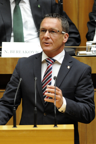 Gerhard Huber - Nationalratsabgeordneter BZÖ am Rednerpult