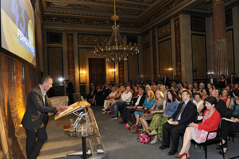 Ed Moschitz -  Preisträger am Rednerpult