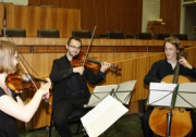 Musikalische Umrahmung: v.li. Elisabeth Hasenburger - Geige, Gabriel Hasenburger - Cello und Matthias Frauenknecht - Bratsche