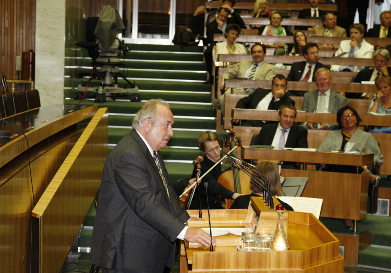Fritz Neugebauer - Zweiter Präsident des Nationalrates am Rednerpult