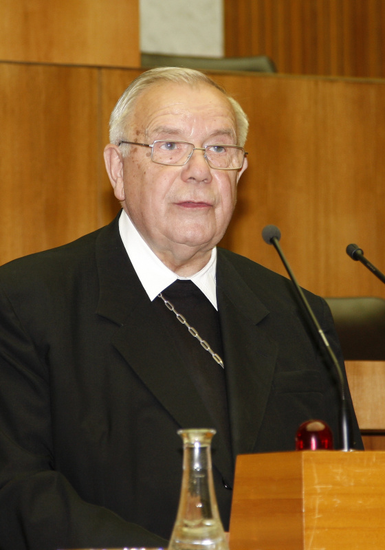 Bischof Maximilian Aichern - em. Bischof der Diözese Linz am Rednerpult