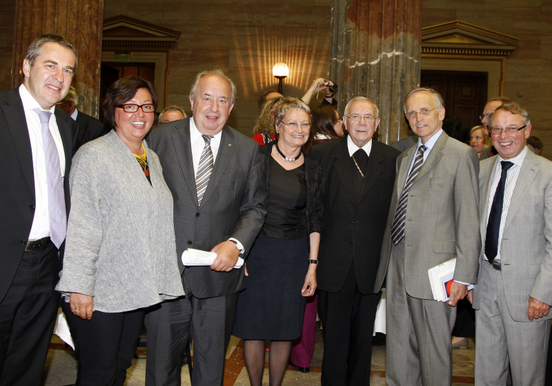v.li. Dr. Norbert Schnedl - ÖGB Vizepräsident - Bundesvorsitzender der FCG, Dr.in Sabine Oberhauser - MAS - ÖGB Vizepräsidentin - Abgeordnete zum Nationalrat, Fritz Neugebauer - Zweiter Präsident des Nationalrates, Veranstaltungsteilnehmerin, Bischof Maximilian Aichern - em. Bischof der Diözese Linz, Univ.-Prof. DDr. Paul Michael Zulehner und Raf Chanterie - Präsident des Europaäschen Zentrums für Arbeitnehmerfragen - MEP a.D.