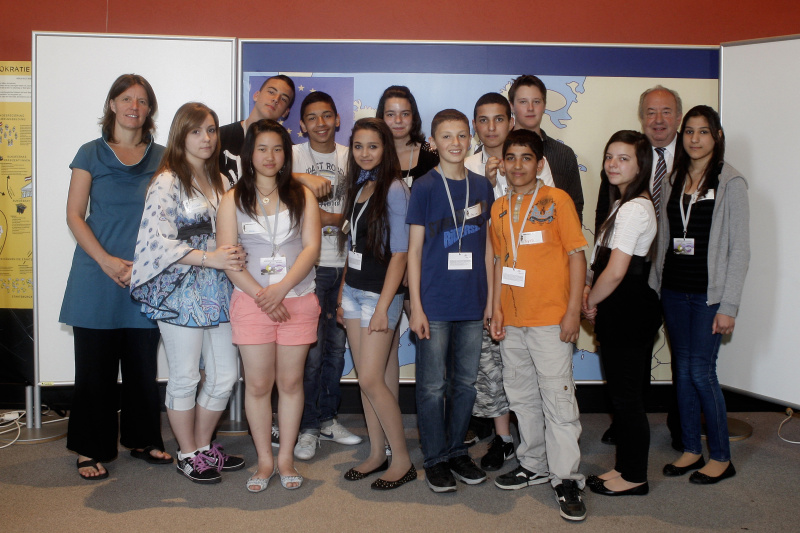 Mag.a Daniela Musiol - Nationalratsabgeordnete Grünen (1.v.li) und Fritz Neugebauer - Zweiter Präsident des Nationalrates (2.v.re.) mit den SchülerInnen der Hauptschule Wien 20, Pöchlarnstrasse.