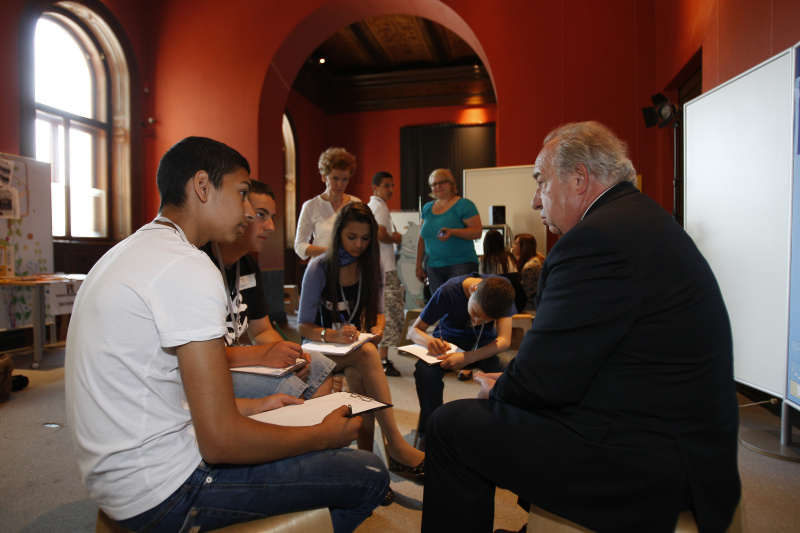 Fritz Neugebauer - Zweiter Nationalratspräsident (re) im Gespräch mit den SchülerInnen der Hauptschule Wien 20, Pöchlarnstrasse