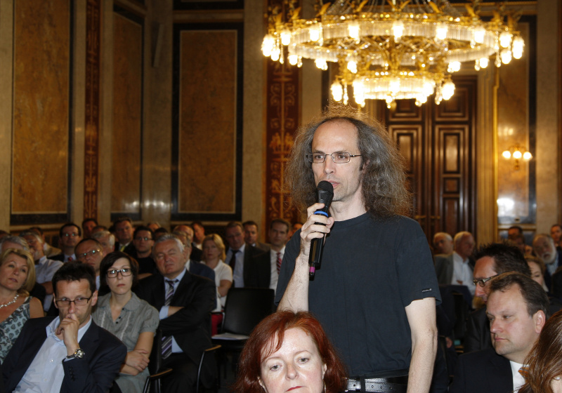 Ein Veranstaltungsteilnehmer bei seiner Wortmeldung