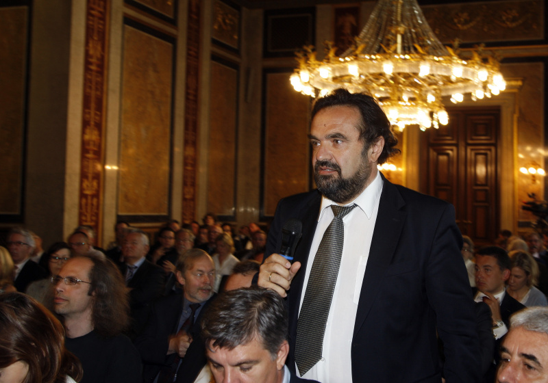 Ein Veranstaltungsteilnehmer bei seiner Wortmeldung