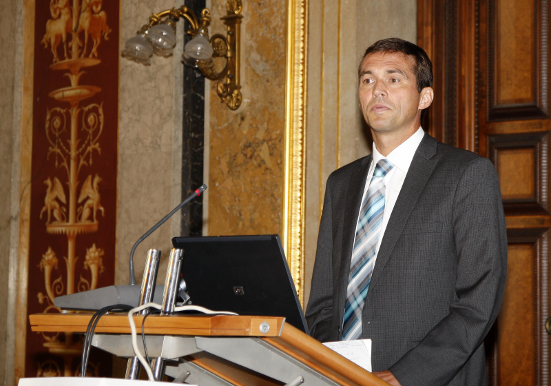 Mag. Roland Arbter - Bundeskanzleramt am Rednerpult