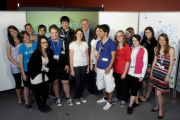 Sozialminister Rudolf Hundstorfer (Mitte) mit SchülerInnen aus dem Gymasium Lilienfeld