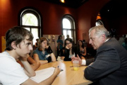Sozialminister Rudolf Hundstorfer im Gespräch mit SchülerInnen aus dem Gymasium Lilienfeld
