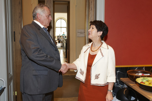 v.li. Sozialminister Rudolf Hundstorfer wird von  Nationalratspräsidentin Mag.a Barbara Prammer begrüßt