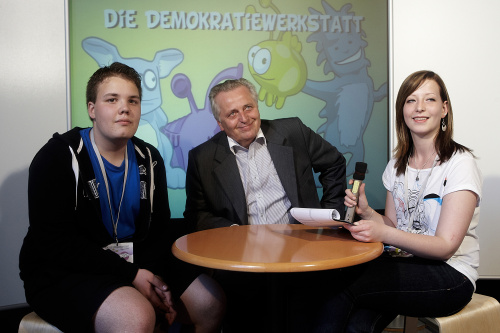 Sozialminister Rudolf Hundstorfer im Gespräch mit SchülerInnen aus dem Gymasium Lilienfeld