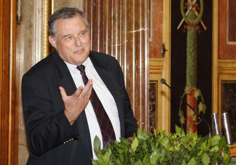 o. Univ.-Prof. Dr. Dr. h.c. Wilhelm Brauneder - Vorstand des Instituts für Rechts- und Verfassungsgeschichte der Universität Wien am Rednerpult