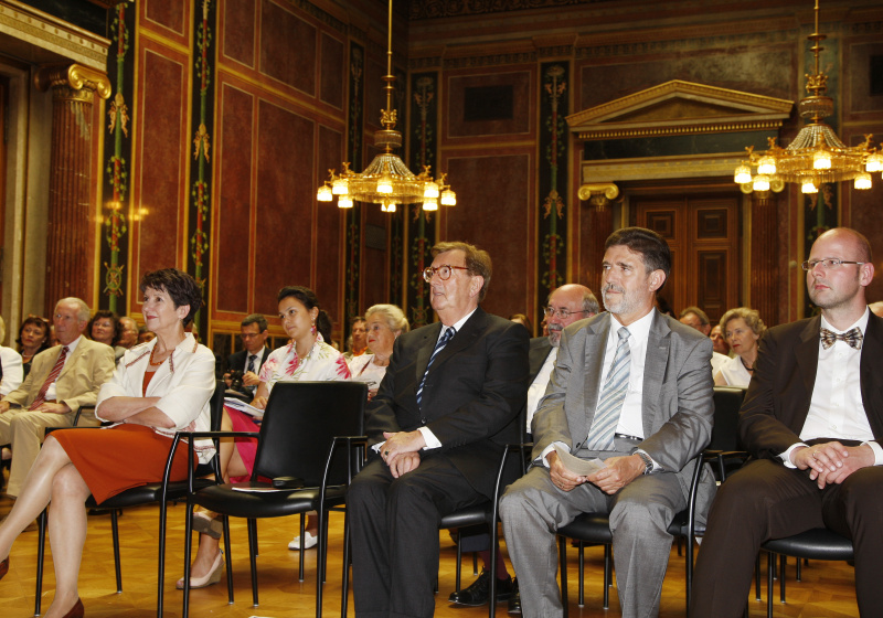 v.li. Mag.a Barbara Prammer - Präsidentin des Nationalrates,  em. o. Univ.-Prof. Dr. Dr. h.c. Rudolf Welser - Forschungsstelle für Europäische Rechtsentwicklung und Privatrechtsreform und ein Veranstaltungsteilnehmer