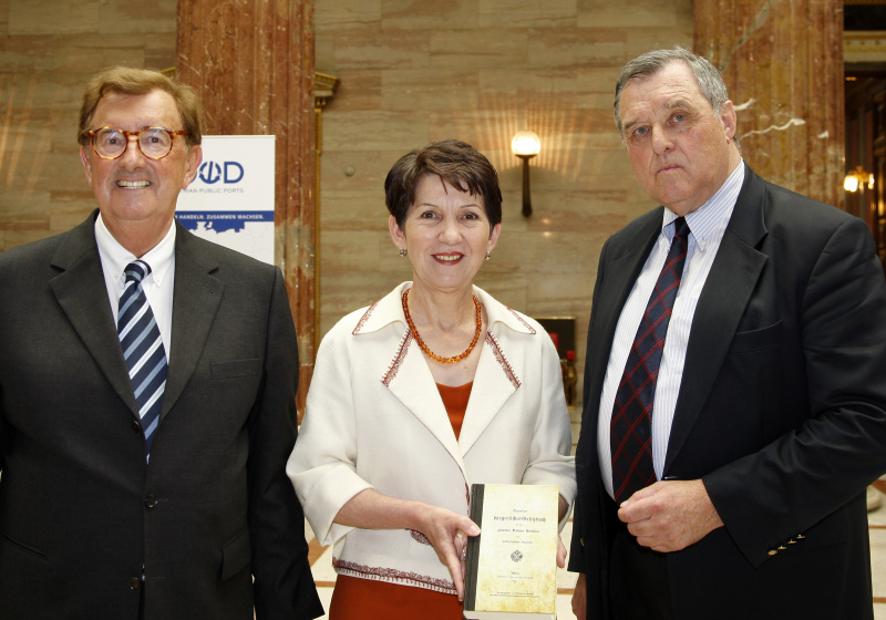 v.li. em. o. Univ.-Prof. Dr. Dr. h.c. Rudolf Welser - Forschungsstelle für Europäische Rechtsentwicklung und Privatrechtsreform, Mag.a Barbara Prammer - Präsidentin des Nationalrates und o. Univ.-Prof. Dr. Dr. h.c. Wilhelm Brauneder - Vorstand des Instituts für Rechts- und Verfassungsgeschichte der Universität Wien