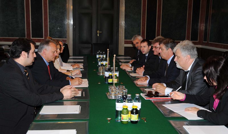 Aussprache. Linke Seite. Österreichische Delegation Gottfried Kneifel -  Bundesratspräsident (2.v.li.) . Rechte Seite: Rumänische Delegation mit Valeriu Zgoneasuch (3.v.re.)