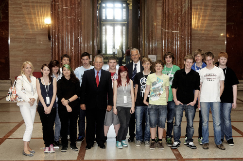 Gruppenfoto mit Gottfried Kneifel -  Bundesratspräsident (7.v.li.)  und Dr. Josef Moser - Rechnungshofpräsident (10.v.li.)