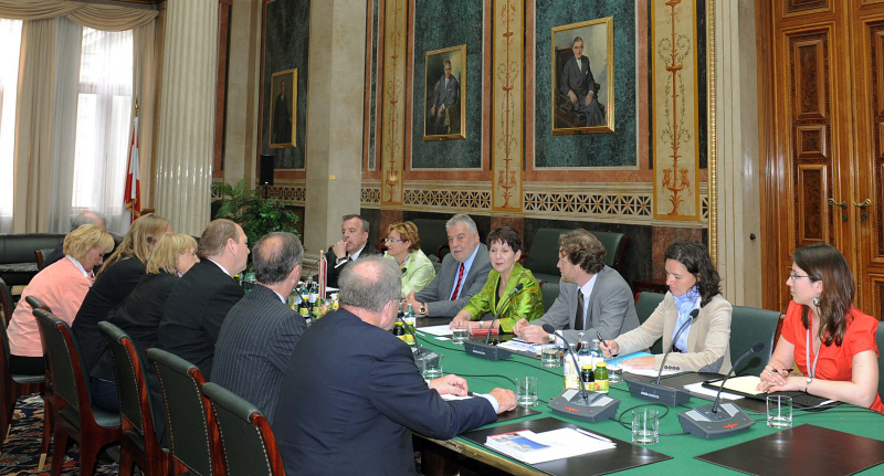 Linke Seite die deutsche Delegation mit Klaus Brähmig  - Delegationsleiter (3.v.li.). Rechte Seite die Österreichische Delegation v.li.: Dr. Joseph Wirnsperger - Parlamentsdirektion, Dr.in Brigitte Brenner - Parlamentsdirektion, Veranstaltungsteilnehmer, Mag.a Barbara Prammer - Nationalratspräsidentin und Mag. Helfried Carl - Büroleiter der Präsidentin, Mag.a Sophie Landertshammer - Parlamentsdirektion und eine Veranstaltungsteilnehmerin