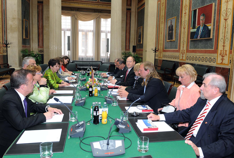 Aussprache. Rechte Seite: Deutsche Delegation mit Klaus Brähmig  - Delegationsleiter (3.v.li.). Linke Seite: Österreichische Delegation v.li.: Dr. Joseph Wirnsperger - Parlamentsdirektion, Dr.in Brigitte Brenner - Parlamentsdirektion, Mag. Kurt Gaßner - Nationalratsabgeordneter SPÖ, Mag.a Barbara Prammer - Nationalratspräsidentin und Mag. Helfried Carl - Büroleiter der Präsidentin