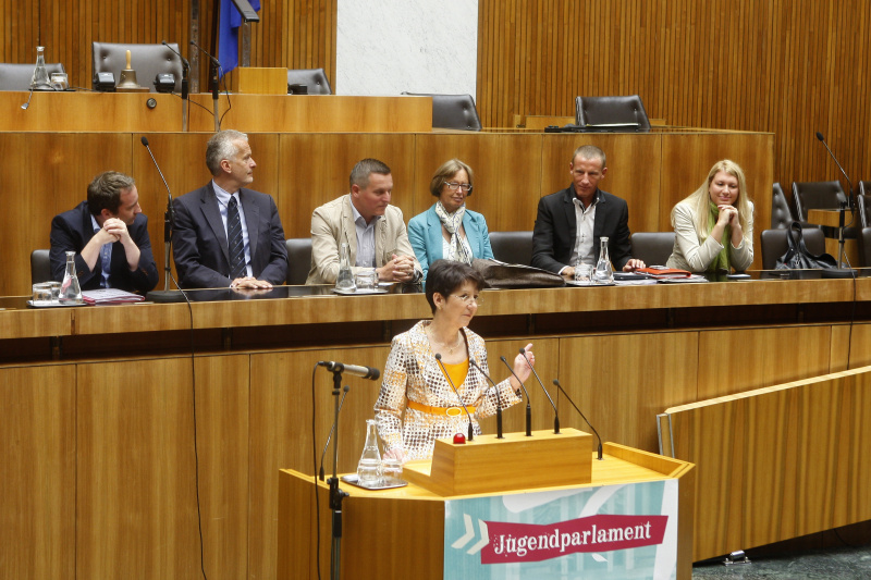 Mag.a Barbara Prammer - Nationalratspräsidentin am Rednerpult. Im Hintergrund auf der Regierungsbank v.li. Mag. Michael Hammer - Nationalratsabgeordneter ÖVP, Dr. Josef Moser - Rechnungshofpräsident, Mario Kunasek - Nationalratsabgeordneter FPÖ, Dr. in Gabriela Moser - Nationalratsabgeordnete Grüne, Stefan Petzner - Nationalratsabgeordneter BZÖ und Elisabeth Hakel - Nationalratsabgeordnete SPÖ