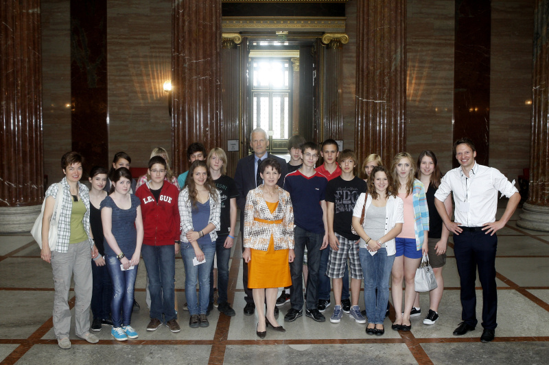Stiftsgymnasium Kremsmünster - Klasse 5A mit Mag.a Barbara Prammer - Nationalratspräsidentin (Mitte) und Dr. Josef Moser - Rechnungshofpräsident (Mitte)