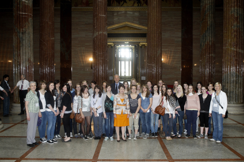 Bundesanstalt für Kindergartenpädagogik (BAKIP) des Schulvereins der Kreuzschwestern Linz – Klasse 1A mit Mag.a Barbara Prammer - Nationalratspräsidentin (Mitte) und Dr. Josef Moser - Rechnungshofpräsident (Mitte)