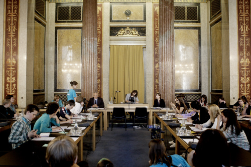 Dr. Josef Moser - Rechnungshofpräsident (Mitte). JugendparlamentsteilnehmerInnen bei der Simulation einer Ausschusssitzung